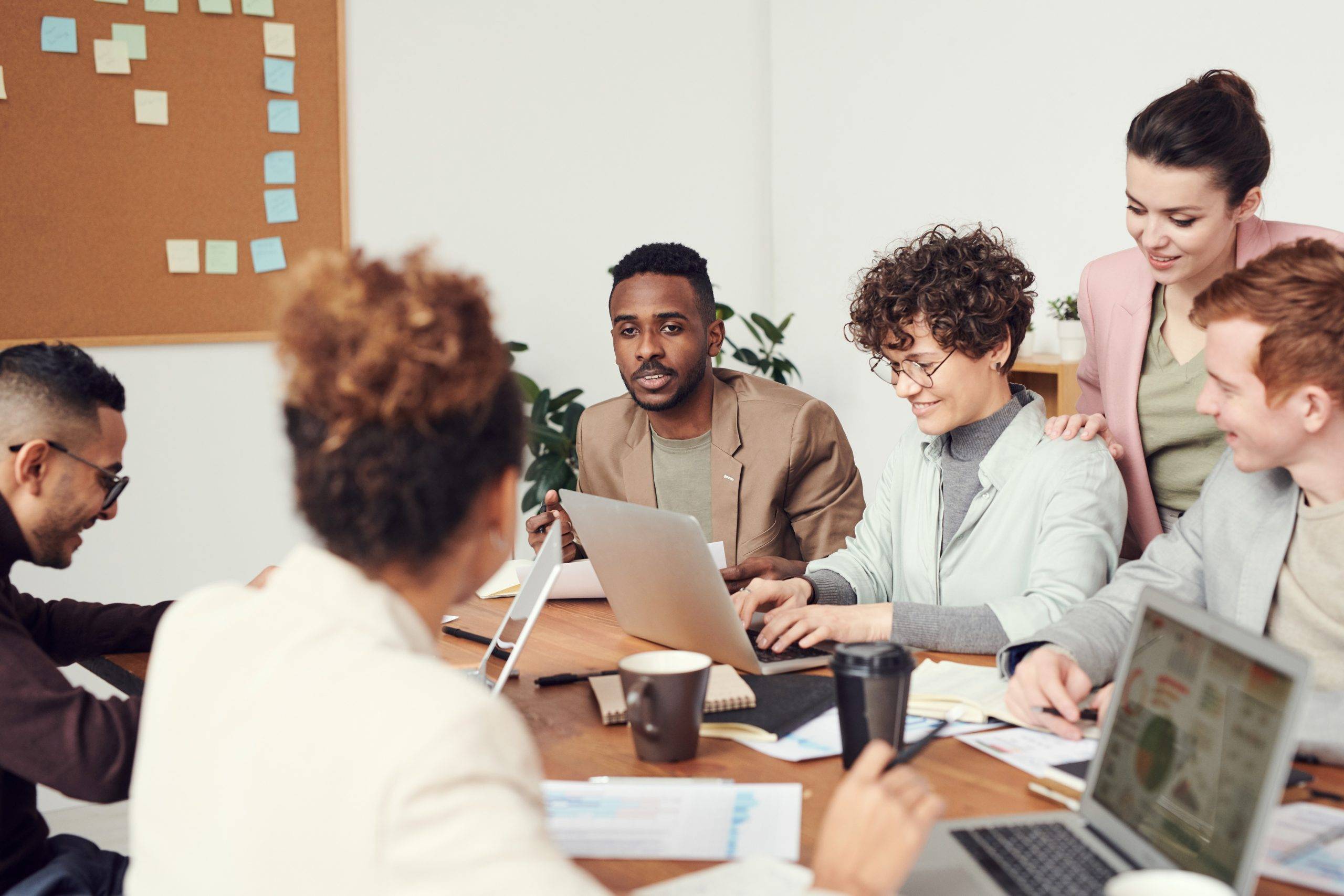 A group of employees is discussing the best communication strategies in the workplace
