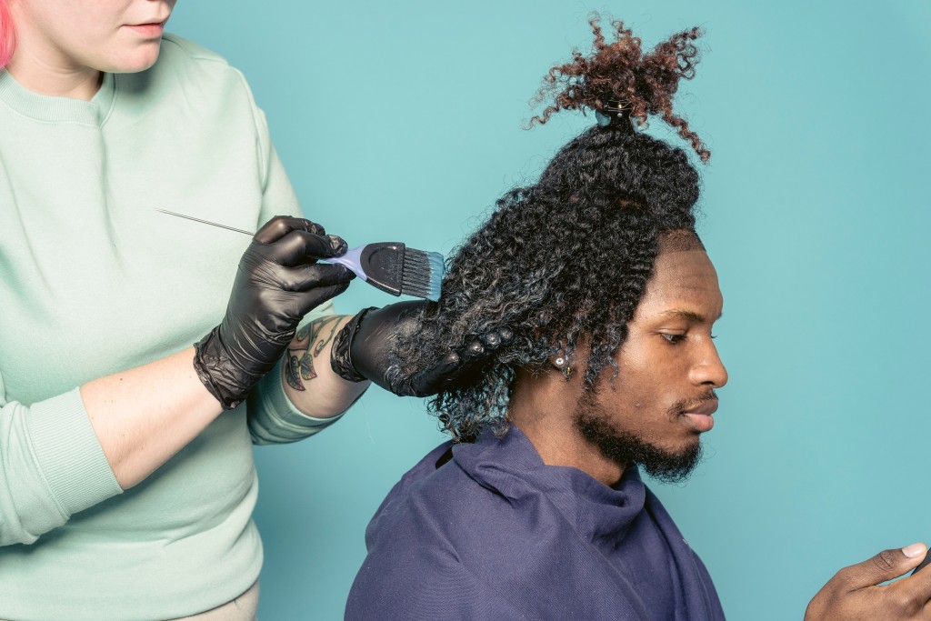 Employee experience - African American man getting haircut