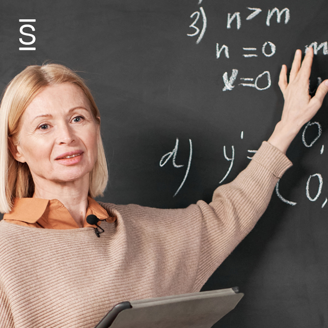 Employee experience jobs report - woman gesturing to numbers on a chalkboard