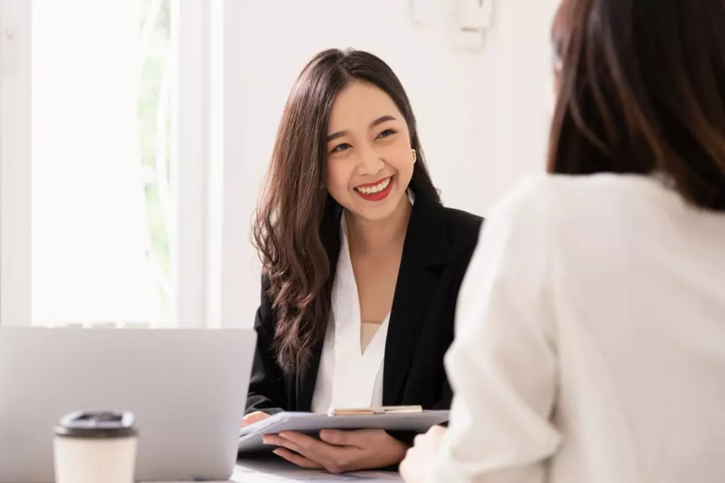 Manager giving an employee constructive feedback