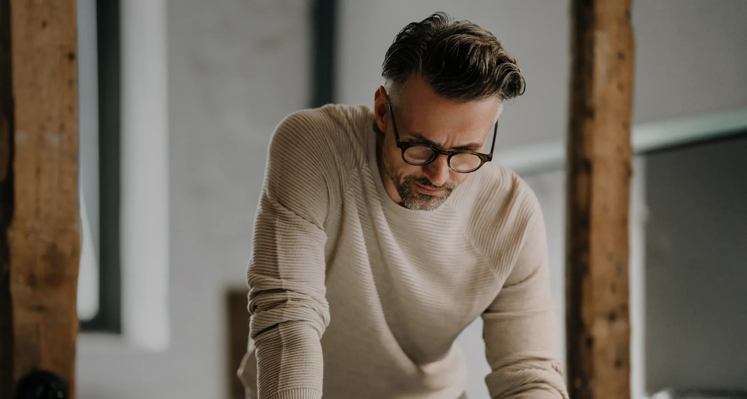 Simpplr employee productivity - man with glasses working