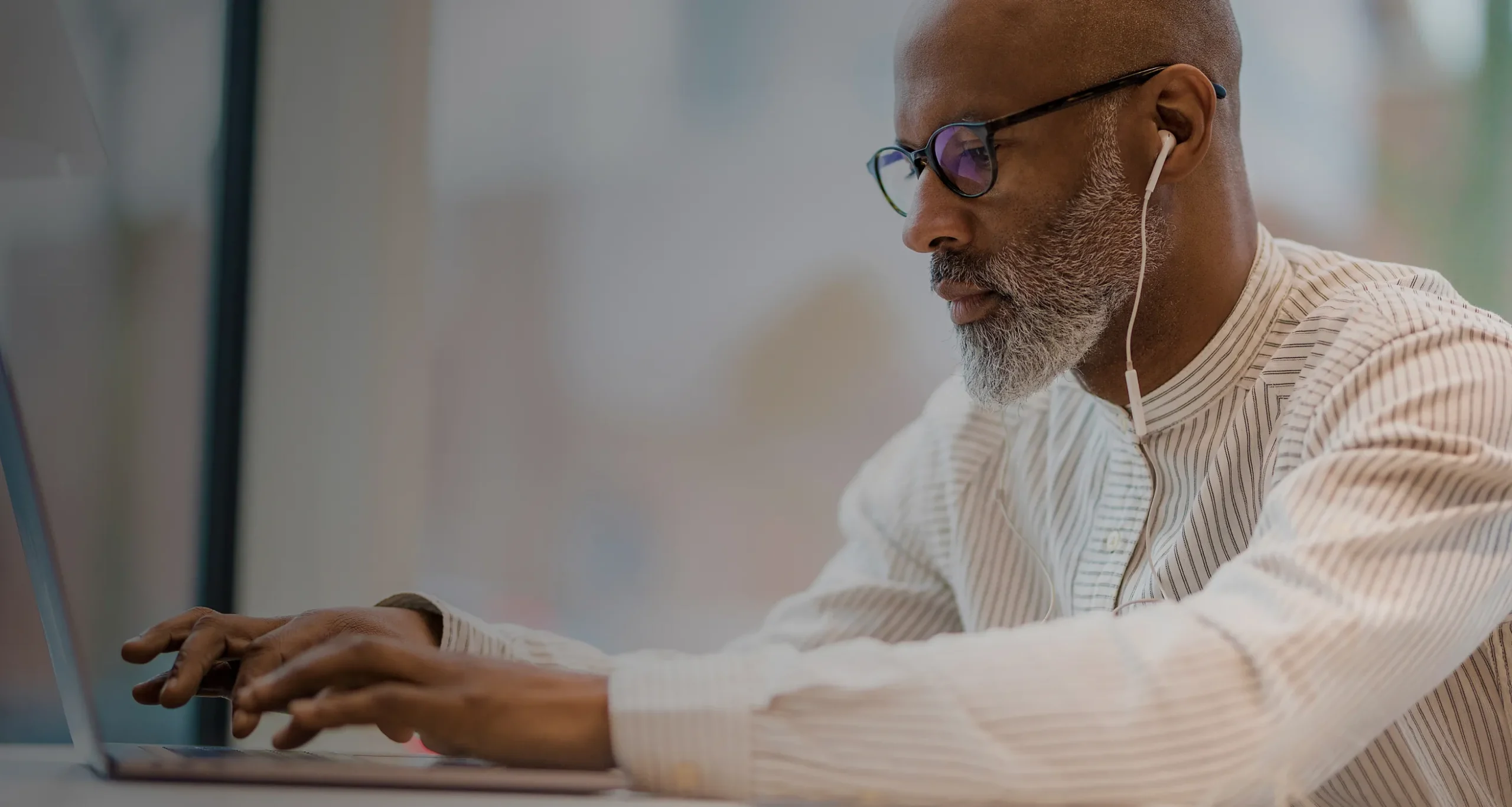 Simpplr employee self-service - Man with glasses getting help from AI Assistant