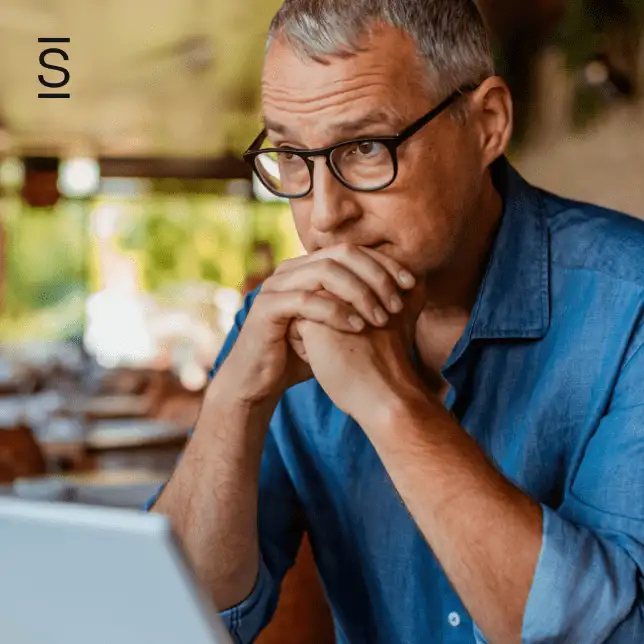 Intranet best practices: leaders utilizing an AI-driven intranet platform for transparent leadership communication.