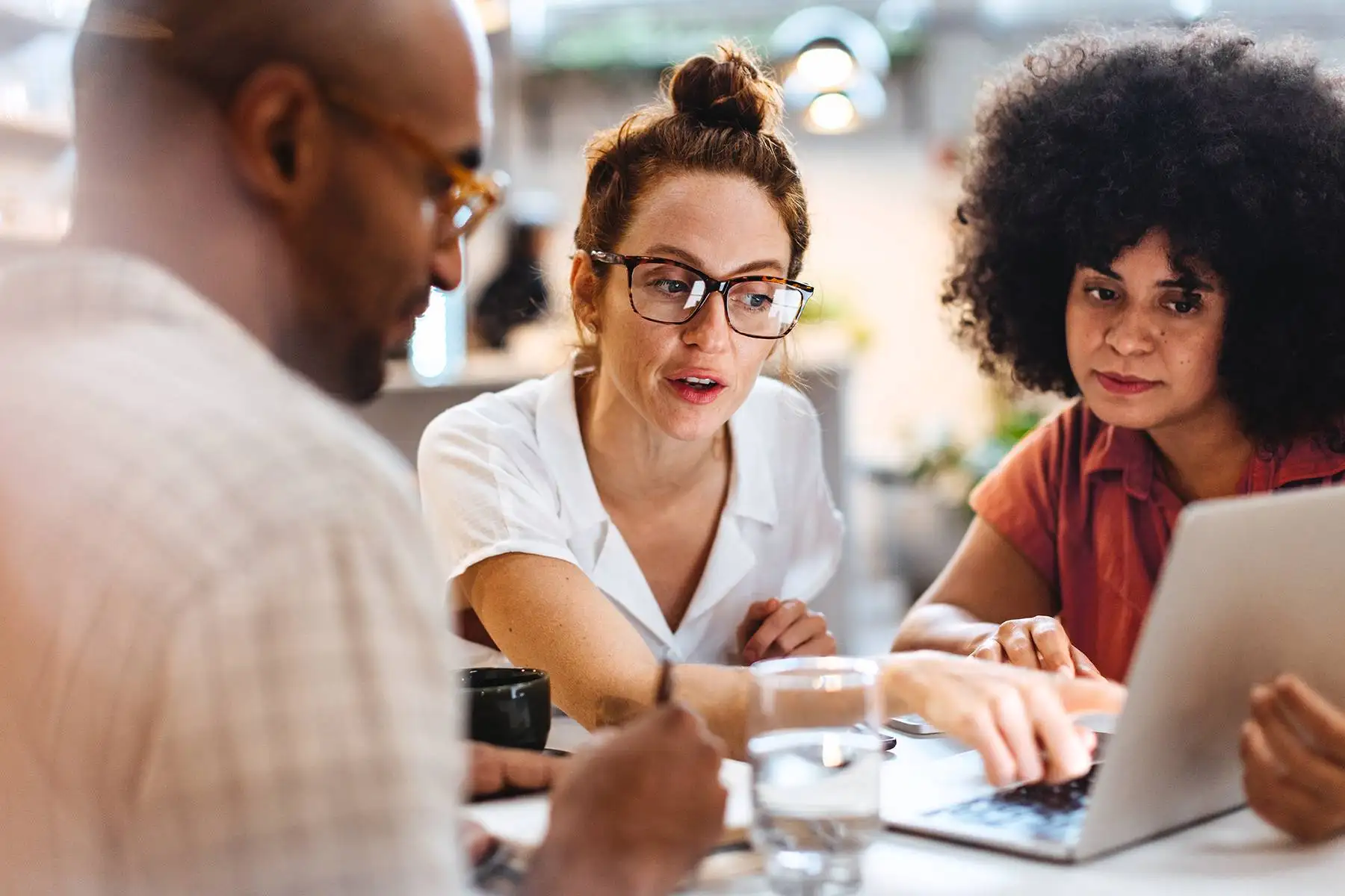 A people manager actively connects with team members in a workplace, reflecting Simpplr’s focus on employee engagement.