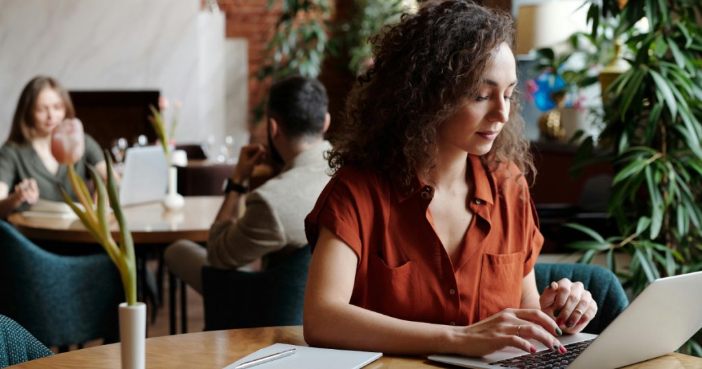 10 Powerful Ways to Use AI for Internal Communications Strategy | Simpplr