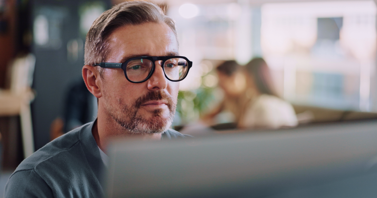 Employee using enterprise search to find documents, experts and information before starting a new project